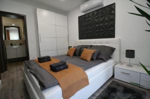 True Gem at the Airport by NeWave