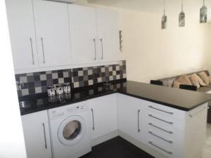 Modern 2 bedroom Penthouse with huge private roof top terrace,free parking and free WIFI