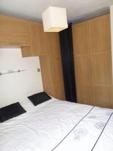 Modern 2 bedroom Penthouse with huge private roof top terrace,free parking and free WIFI