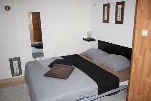 Studio Apartment in Vrsi with Terrace, Air conditioning, Wi-Fi (4824-1)