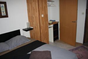 Studio Apartment in Vrsi with Terrace, Air conditioning, Wi-Fi (4824-1)