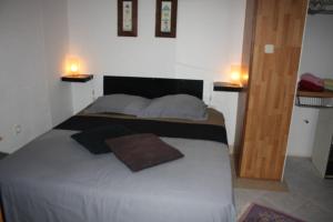 Studio Apartment in Vrsi with Terrace, Air conditioning, Wi-Fi (4824-1)