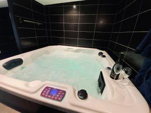 Appartements Escapade romantique - Jacuzzi et Parking prive - 002 : photos des chambres