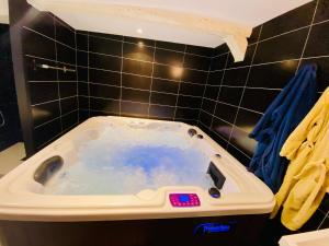 Appartements Escapade romantique - Jacuzzi et Parking prive - 002 : photos des chambres