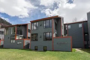 Telluride Lodge - Telluride Heliport