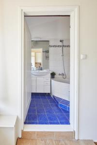 One-Bedroom Apartment room in Prague Days - Open-plan Duplex with Corner Bath and Netflix in Vinohrady
