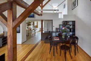 Prague Days - Open-plan Duplex with Corner Bath and Netflix in Vinohrady