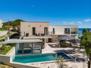 Luxury VILLA CECILIA with 4 en-suite bedrooms located 250m from the beach in Podstrana, max 8 people