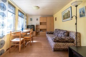 Du apartamentai Preiloje su kiemu ir kubilu