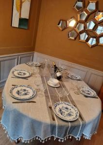 MAISON centre ville historique - Bain à remous, Sauna, cour extérieure privative - tout peut se faire à pied à 3min du vieux port, 10min de la plage, 3min dun Parking gratuit, restaurants, boutiques, musés, etc