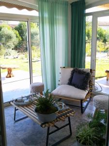 Appartements Provence chic, piscine naturelle, detente spa - jacuzzi pour 2 : photos des chambres