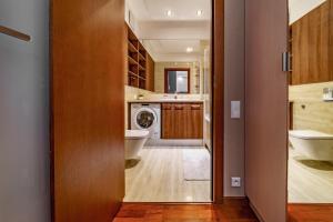 Bright And Charming Golden Apartment City CenterS2A