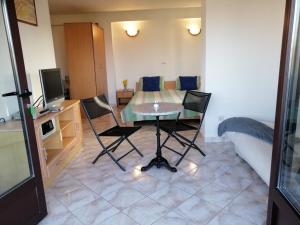 Studio apartment in Funtana with balcony, air conditioning, WiFi, washing machine 4982-8 
