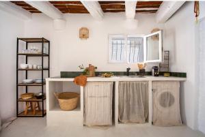 Vieil Antibes, plage de sable, avec parking