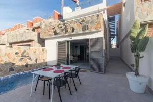 LUXURY 3 BED, 2 BATH DETACHED VILLA, PRIME LOCATION, ONLY 400 MTRS TO THE BEACH - Torre del Rame