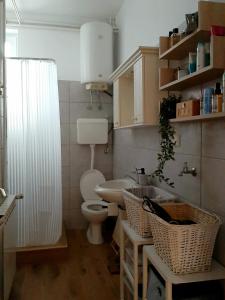 Lovely bright Apartment with Backyard-renovated!