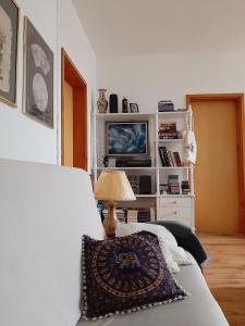 Lovely bright Apartment with Backyard-renovated!