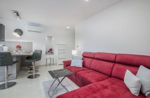 King Luxury Apartment with private Pool