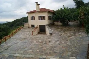 Spacious Paradise with stone-build patio - Panayía