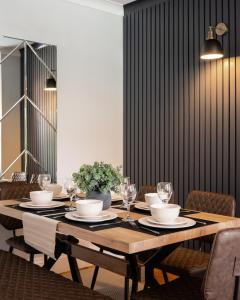 Large Luxury Solihull 5 Bedroom House - The Residence - Close to NEC - Sleeps 9