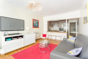 Saint Honore Louvre with AC