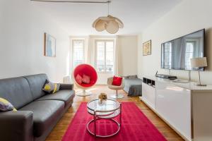 Saint Honore Louvre with AC