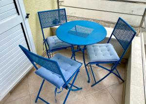 Sunny apartment by the beach