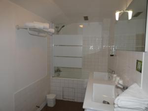 Hotels Logis Hotel Restaurant Auberge Saint Martin : Chambre Familiale