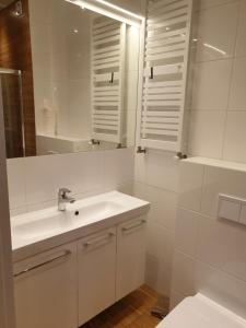 Maly apartament w zieleni blisko jeziora