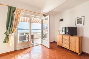 Apartment in Kustici with sea view, balcony, air conditioning, W-LAN 3589-3
