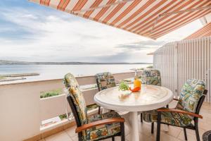 Apartment in Kustici with sea view, balcony, air conditioning, W-LAN 3589-3