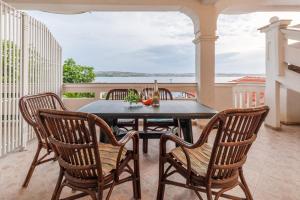 Apartment in Kustici with sea view, balcony, air conditioning, W-LAN 3589-5 