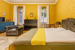 Old Piano Apartment
