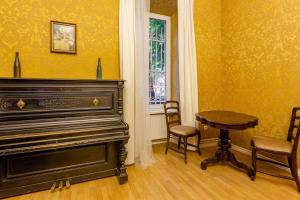 Old Piano Apartment