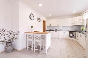 House Eden with Mountain Views