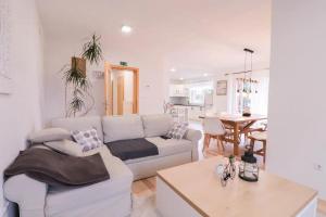 House Eden with Mountain Views