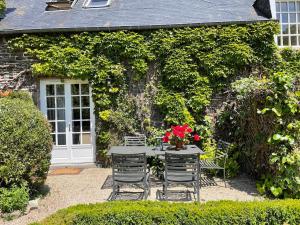 Maisons de vacances Manoir de la Begaudiere : Duplex Apartment with Courtyard view