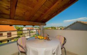 Apartment in Pakoštane with pool access, terrace, air conditioning, Wi-Fi, 3548-1 