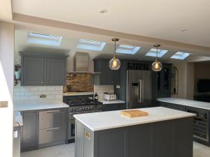 House - Sleeps 8 - Garden - Childrens Play Area