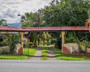 Linda casa de verano con amplias zonas verdes