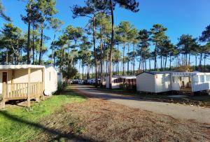 Maisons de vacances Bungalow de 3 chambres avec piscine partagee jardin amenage et wifi a Saint Julien en Born a 4 km de la plage : photos des chambres