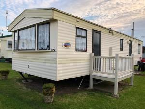 Norfolk Poppy Caravan - Sleeps 4 - WiFi and Sky TV Included