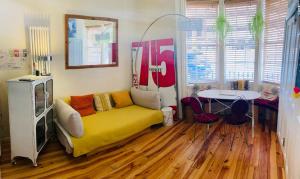 Two Top Central Unique Artisan Beach Studios - Spa Cabin inside