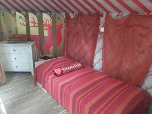 Tentes de luxe Ravissant yourte traditionnelle : photos des chambres