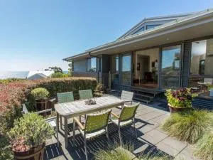 Tura Beachhouse in Dolphin Cove - Bega