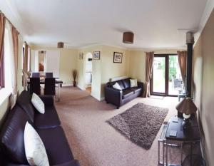 3 Bed Cottage-Sleeps 6-Garden-Hot Tub-Games Room