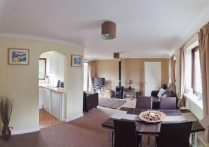 3 Bed Cottage-Sleeps 6-Garden-Hot Tub-Games Room