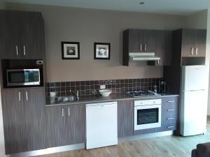 Adelphi Apartment 2- Poolside or Apartment 2A- King Studio