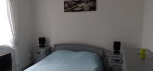 appartement bien équipé 2 chambres lit 2 place, plus canapé lit, 5 personnes, terrasse bien équipé, planchas, parking gratuit sur place, a proximité de tout commerce et de cure thermal, Cadarache ,Forcalquier, gorge du verdon , Moustier, montag