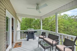 Bella Vista Home with Yard Half Mile to Trails! - 3hvězdičkové hotely ve městě Bella Vista